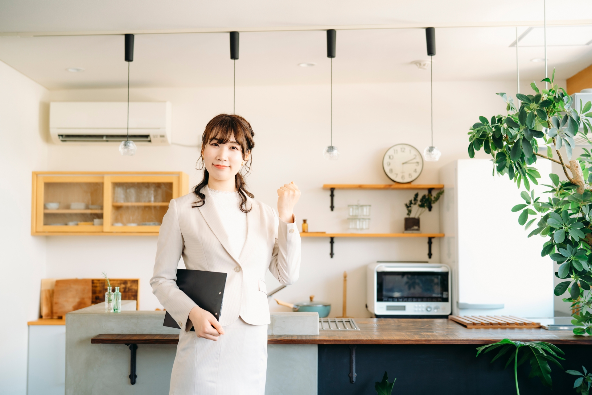 部屋の案内をするスーツを着た若い女性