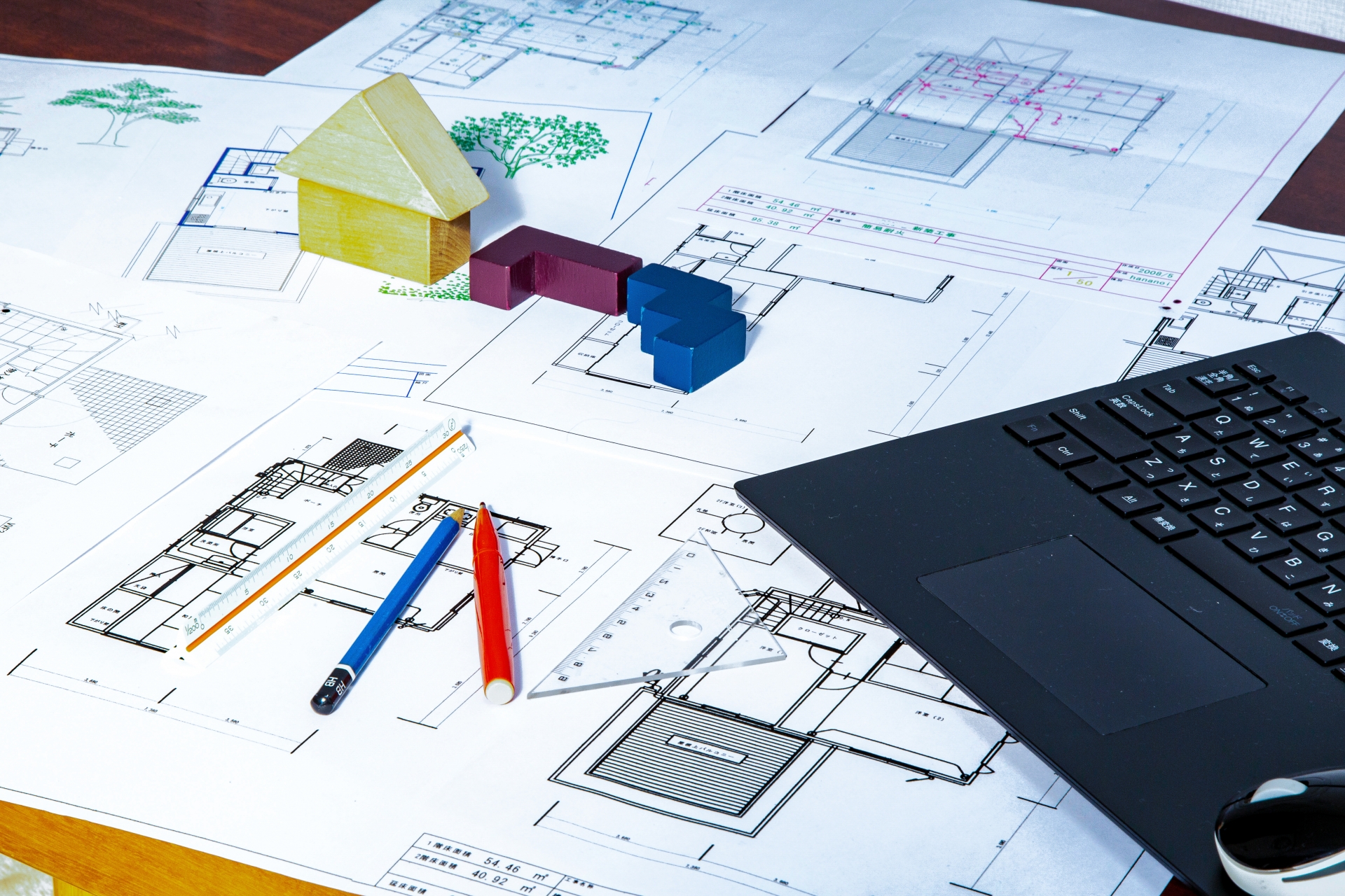 パソコンと住宅の設計図と定規と鉛筆