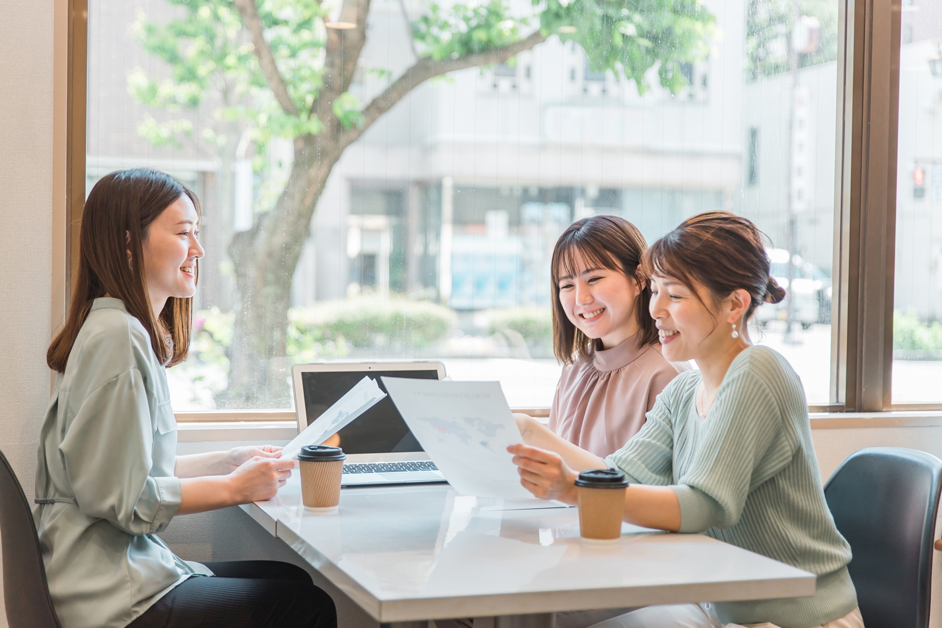 打合せをする笑顔の女性3人