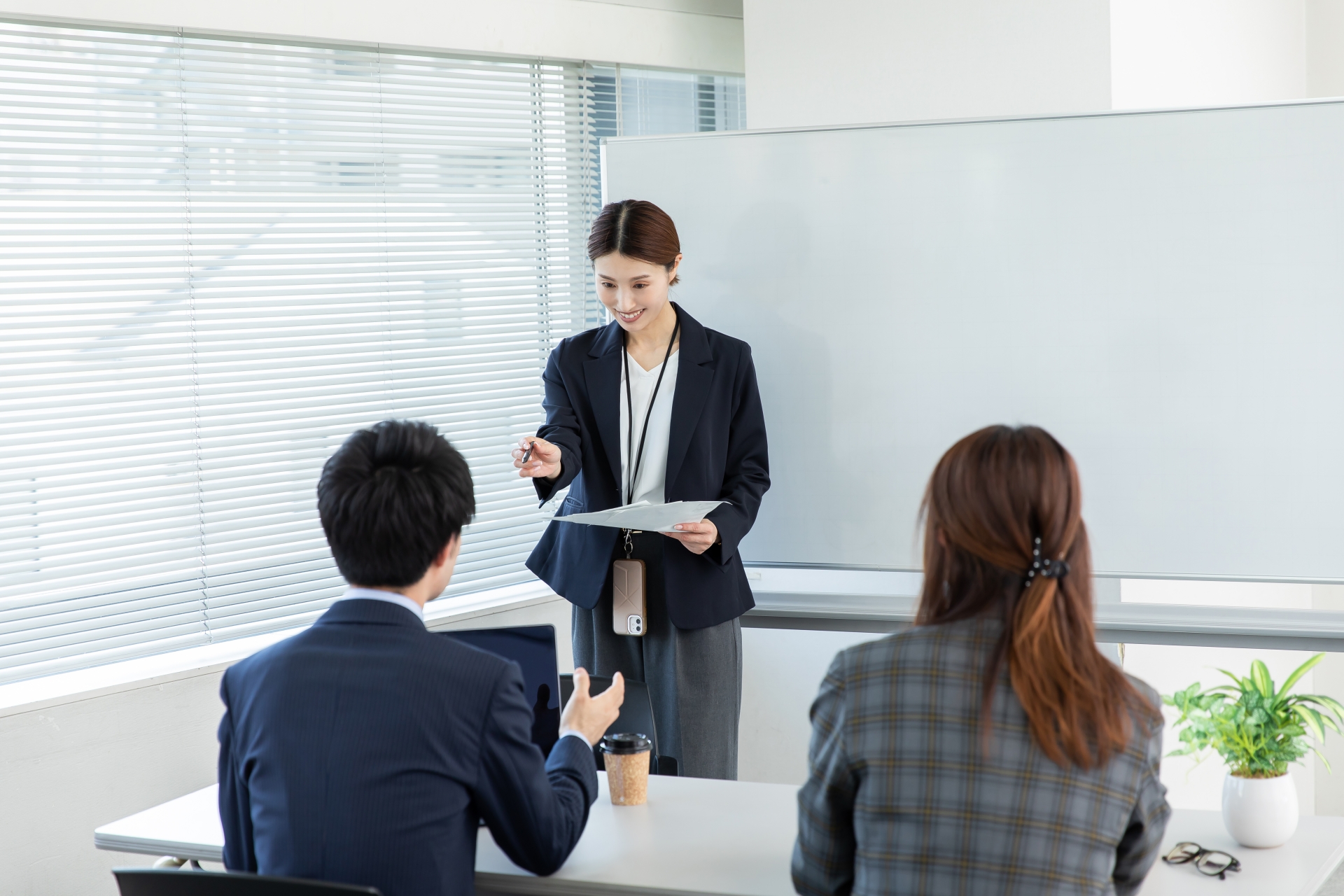 講義する女性のセミナー講師